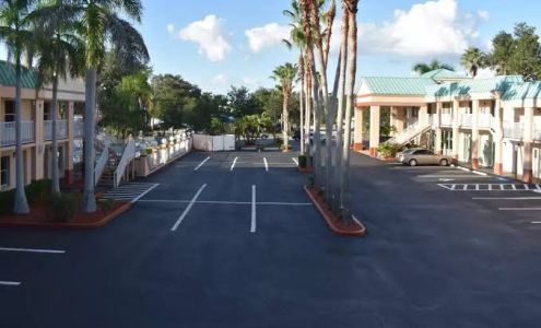 Econo Lodge Inn & Suites