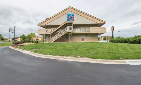 Motel 6 Overland Park, KS