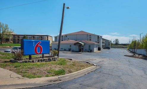 Motel 6 Blue Springs, MO