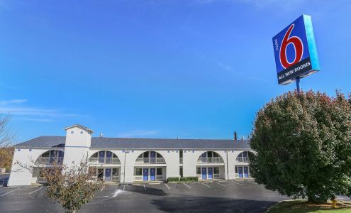 Motel 6 Dickson, TN