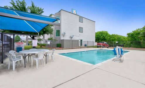 Motel 6 Benbrook, TX - Fort Worth