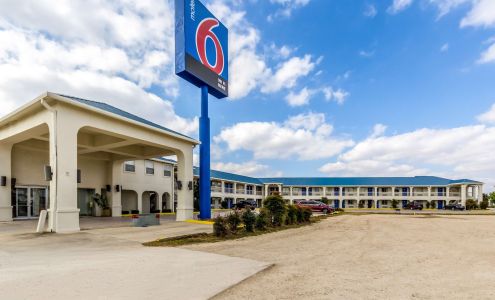 Motel 6 Seguin, TX