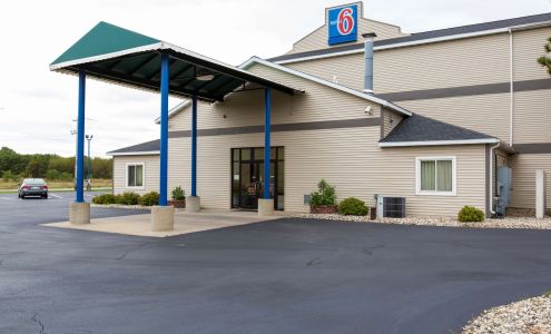 Motel 6 Baraboo, WI - Lake Delton