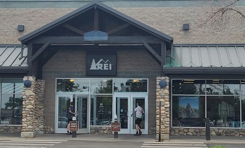 REI
