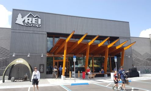 REI