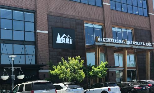 REI