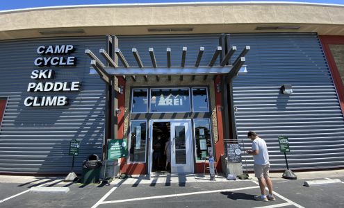 REI