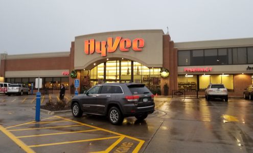Hy-Vee Grocery Store