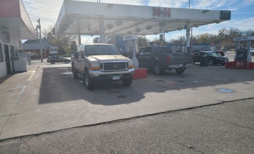 M & H Gas Station Detroit Lakes