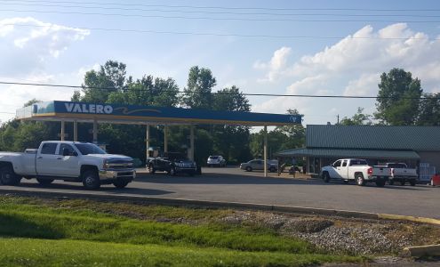 Auggy Doggie's Gas and Food