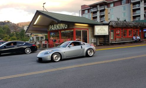 Bear-Land General Store and Parking