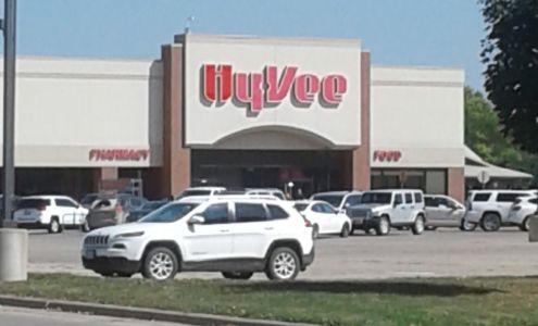 Hy-Vee Grocery Store