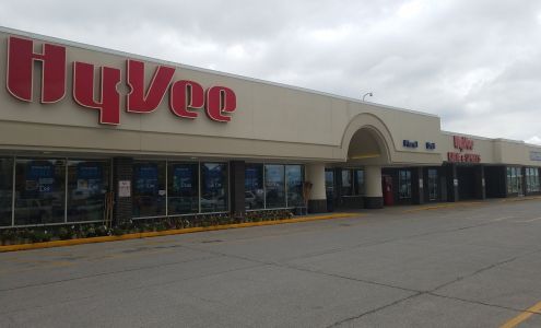 Hy-Vee Grocery Store