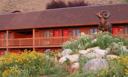 Flat Creek Inn & Mart