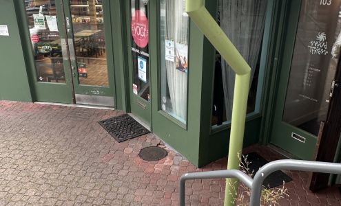 The Grinning Yogi - Seattle Capitol Hill