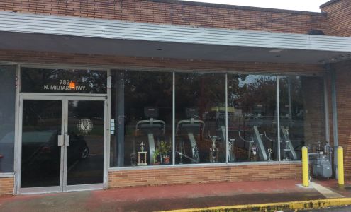 Muscle Beach East Gym