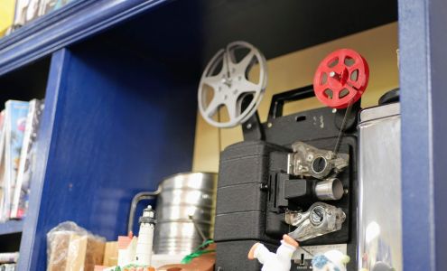 deVintage Vinyl Records And Toys