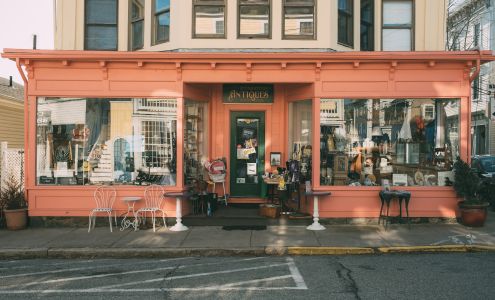 Carolyn Yost Estate Jewelry and Stonington Antiques Etcetera Stonington