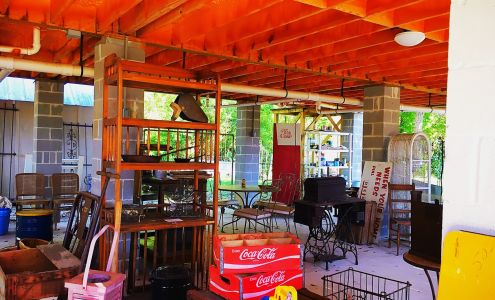 Mae Antiques and Collectibles