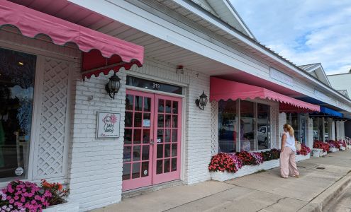 The Lazy Daisy - A Lilly Pulitzer Signature Store