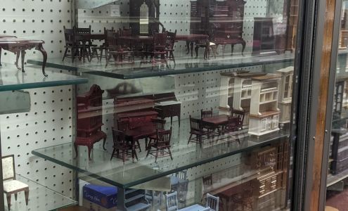 Rose's Doll House Shop