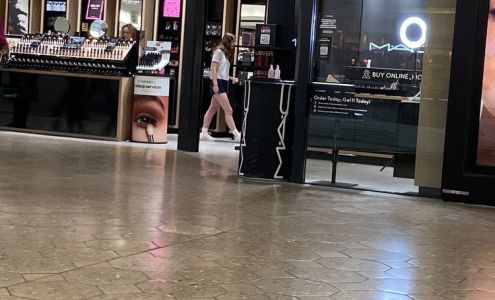 MAC Cosmetics Holyoke