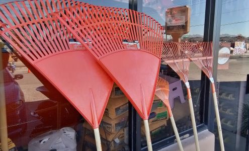 El Clavo Hardware Store