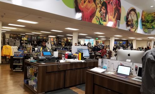Tech Hub at UC Davis Bookstore