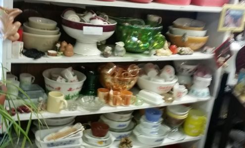 J & J Antique Shop Belmond