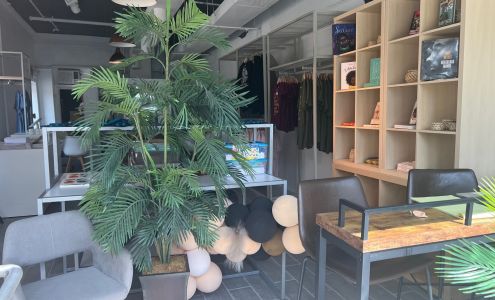 Ellie Paris x Dr. Ellie Paris Bookstore