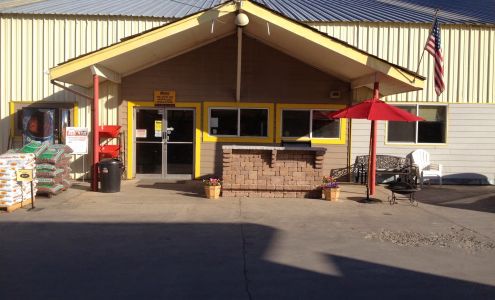 Meek's Lumber & Hardware - Yreka