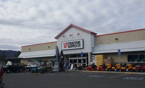 Tractor Supply Yreka