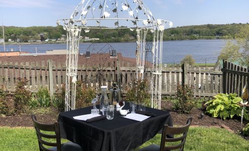 Crane & Pelican Cafe Le Claire