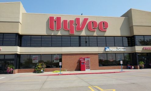 Hy-Vee Grocery Store