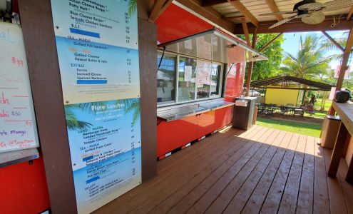 Carolines fresh fruit, handmade jewelry and local art Hana