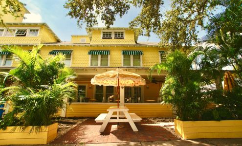 Peninsula Bed & Cocktails