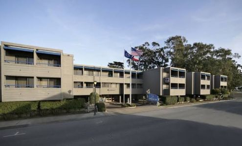 456 Embarcadero Inn & Suites