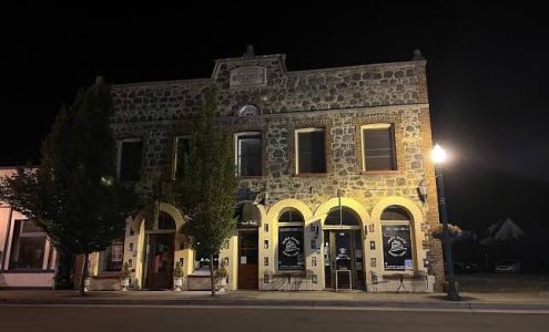 Quincy Courtyard Suites