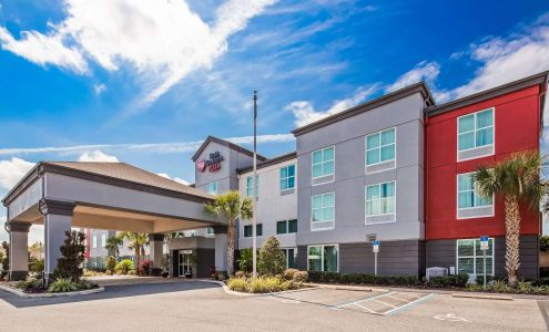 Best Western Plus Chain of Lakes Inn & Suites