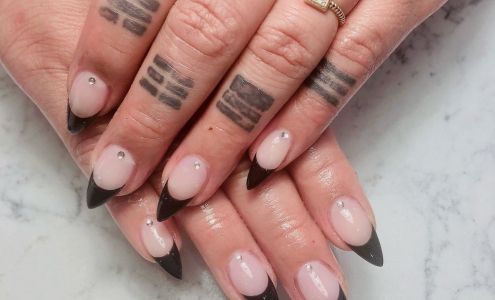 Signature nails Monroe