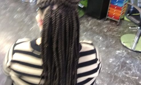 Fama's Hair Braiding