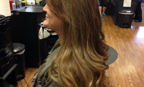 La Hair 132 E St Louis St, Nashville Illinois 62263