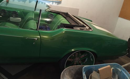 Dee’s Auto Sales & Kustoms Whips inc