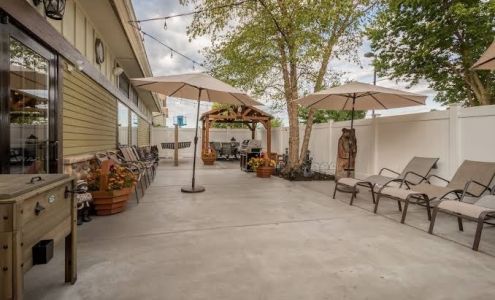 White Pines Inn & Suites of Holland