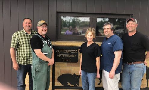 Cottonwood Veterinary Clinic 2250 MN-60, Windom Minnesota 56101