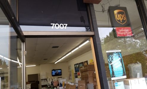 Box World Shipping Center