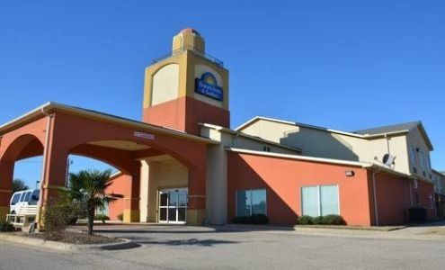 Days Inn & Suites by Wyndham Marquez