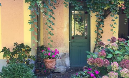 Larvine Flowers & Chocolate