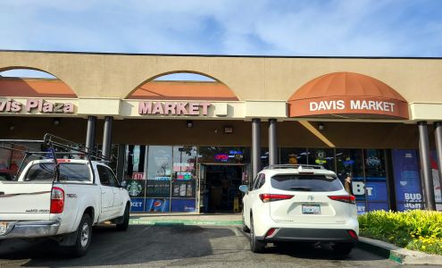 Davis Plaza Market