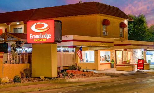 Econo Lodge Inn & Suites